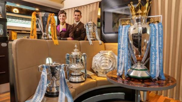 طاقم طائرة الاتحاد للطيران مع الكؤوس في "المجلس" الفخم على متن طائرة A380 الفاخرة.