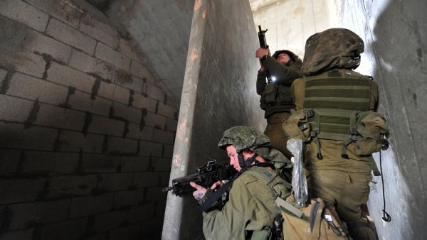 Israeli soldiers (Shutterstock)	