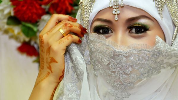 Beautiful Indonesian bride dressed in traditional white kebaya. (Shutterstock/ File Photo)