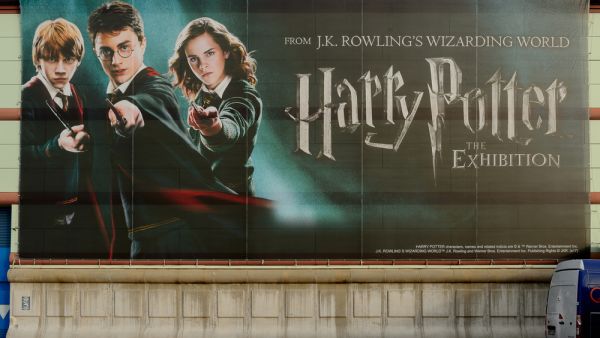 Daniel Radcliffe, Emma Watson and Rupert Grint on the Poster of the Wizarding world of Harry Poter (Shutterstock)	
