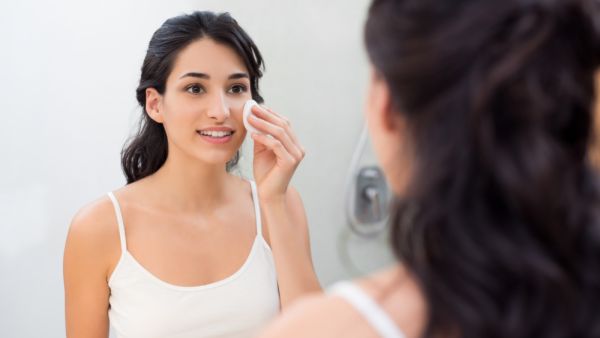 استخدام العسل لتقشير البشرة أمر ضروري لأنه يرطب البشرة ويلطفها