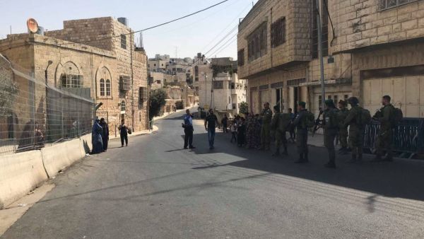 وأوضح الشهود، إن القوات الإسرائيلية ادّعت أن الفلسطينية حاولت تنفيذ عملية طعن