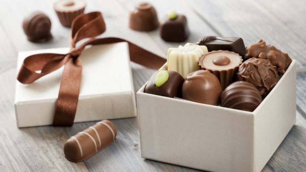 يمكنك حفظ الشوكولاتة مجمدة في الفريزر لفترة طويلة من الزمن بداخل أكياس التخزين البلاستيكية محكمة الإغلاق