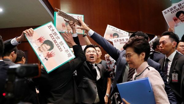 وحاولت لام مرتين إلقاء خطابها السنوي أمام المجلس التشريعي الذي افتتح أعمال دورته الجديدة منذ ثلاثة أشهر.