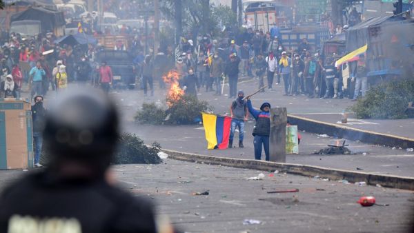 Demonstrators confront riot police during clashes around the national assembly in Quito on October 8, 2019 following days of protests against the sharp rise in fuel prices sparked by authorities' decision to scrap subsidies. Martin BERNETTI / AFP
