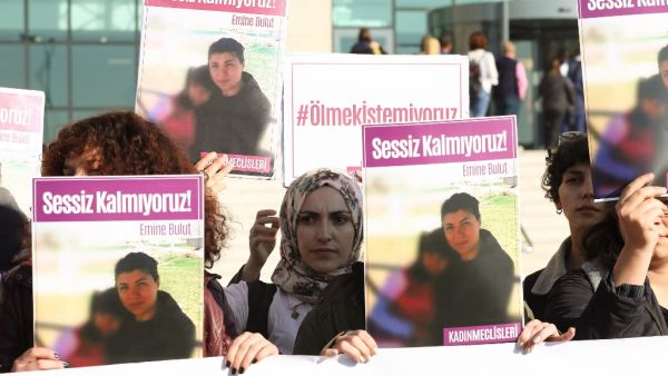 Women hold placards of Emine Bulut, who was killed by her husband, as they gather outside the Kırıkkale court house for the first hearing in the central Anatolian city of Kirikkale on October 9, 2019.  (AFP/ File Photo)