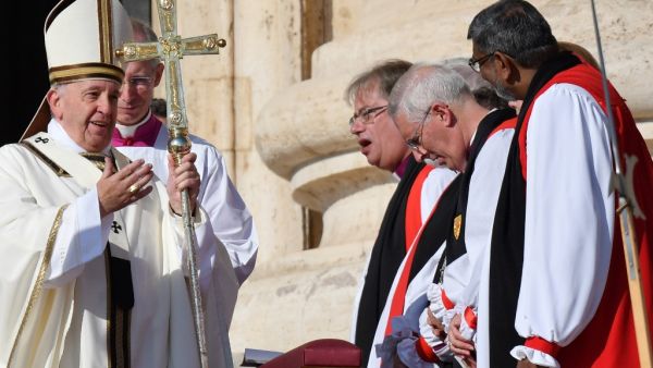 Pope Francis (L) arrives to celebrate the Canonization Mass for English John Henry Newman, Italian Giuseppina Vannini, Indian Maria Teresa Chiramel Mankidiyan, Brazilian Dulce Lopes Pontes, and Swiss Margarita Bays on October 13, 2019 In Saint Peter's square at the Vatican. (Alberto PIZZOLI / AFP)