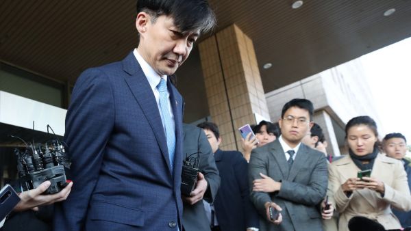 South Korean justice minister Cho Kuk leaves the ministry in Gwacheon, south of Seoul, on October 14, 2019. Embattled South Korean justice minister Cho Kuk resigned on October 14 as a scandal swirled over academic privileges allegedly given to his children. (YONHAP / AFP)