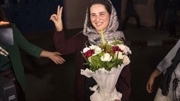 Moroccan journalist Hajar Raissouni (R) flashes the victory sign upon leaving a prison in Sale near the capital Rabat on October 16, 2019. (AFP/ File Photo)