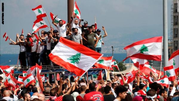 تفاعل النجوم مع الجماهير الكثيرة التي أغرقت الشوارع والميادين