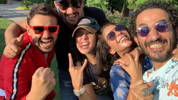 Ramez pretended to take a selfie with the stars Source ramezgalalac Instagram