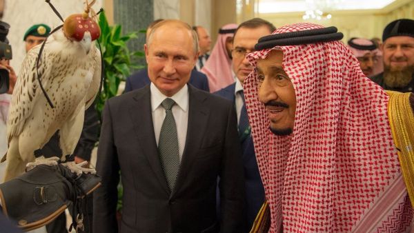Putin gifts a falcon to Saudi King (Twitter)