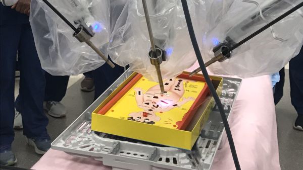 Robotic surgery (Twitter)