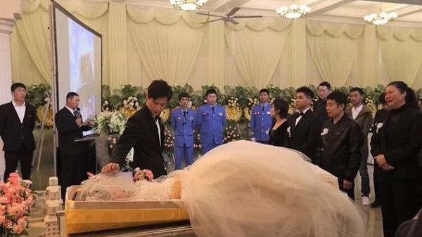 Xu Shinan is seen at the wedding in China with his deceased partner Yang Liu  (Twitter)