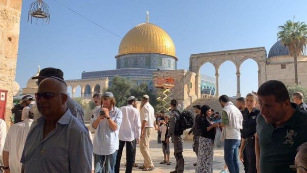 Settlers storm Al-Aqsa Mosque during Sukkot (Twitter)