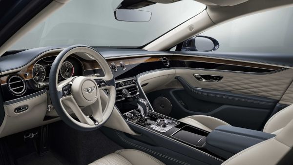 Flying Spur الجديدة كلّياً