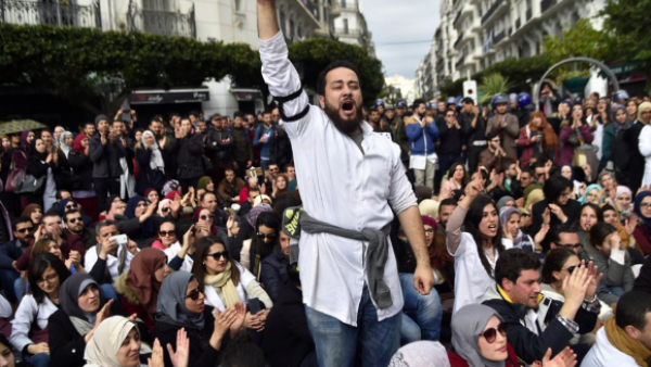 Algerian anti-riot police surround doctors and dentists who are completing their residency stage of their studies during a sit-in outside La Grande Poste in the capital Algiers, on February 12, 2018, as part of a three-month-long strike protesting against compulsory civil service. Photo AFP ©AFP ⁃ RYAD KRAMDI Algerian anti-riot police surround doctors and dentists who are completing their residency stage of their studies during a sit-in outside La Grande Poste in the capital Algiers, on February 12, 2018, as part of a three-month-long strike protesting against compulsory civil service. Photo AFP ©AFP ⁃ RYAD KRAMDI