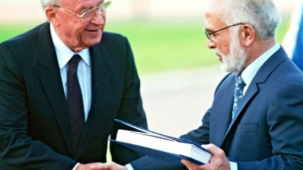 A file photo taken on November 10, 1994, shows Jordan's King Hussein (R) and Israeli Premier Yitzhak Rabin shake hands after exchanging the documents of the Peace Treaty  (AFP File)