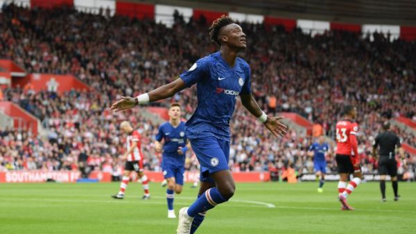 آبراهام يحتفل بهدفه