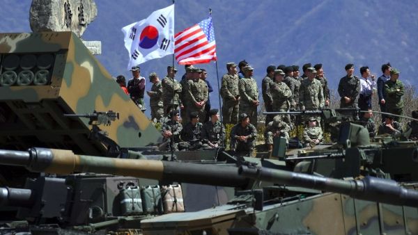 South Korean and US soldiers observe a live fire drill at the Seungjin Fire Training Field in Pocheon, 65 kms northeast of Seoul, in April 2017, before the joint exercises were postponed (AFP /JUNG Yeon-Je)