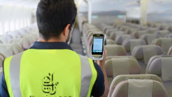 على الرغم من أن ناقلات جوية أخرى تستخدم التقنية ذاتها، إلا أن طيران الإمارات تكمل يومياً إجراء أكبر عدد من عمليات مسح RFID، لأكثر من 250 طائرة تحمل ما يزيد على 133 ألف سترة نجاة.