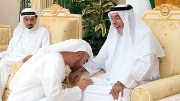 رافق  خليفة  والده الشيخ زايد بن سلطان باني نهضة الإمارات في مرحلة التأسيس في سبعينيات وثمانينيات القرن الماضي 