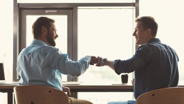 صديق المصلحة لا يتكلم معك ولا تشعرين بقربه منك إلا عندما يكون في حاجة إلى شيء معين