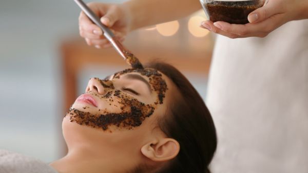 يمكن خلط القهوة مع ماء الورد لمعالجة تهييج الجلد وحب الشباب