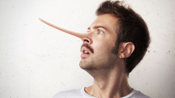 كثيراً ما يشعر الرجل بالنقص فيقوم بالكذب
