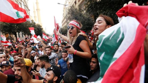 يشهد لبنان تظاهرات متواصلة منذ 17 أكتوبر