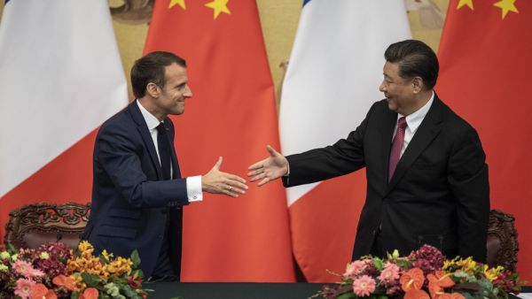 French President Emmanuel Macron (L) shakes hands with Chinese President Xi Jinping following a signing ceremony at the Great Hall of the People in Beijing on November 6, 2019. (NICOLAS ASFOURI / POOL / AFP)