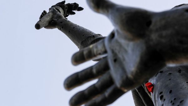 This picture taken on November 5, 2019 shows a partial view of the Martyrs' Statue in the Lebanese capital Beirut's downtown district. Demonstrators in Lebanon prevented some public institutions from opening after mass rallies showed political promises had failed to extinguish the unprecedented protest movement. JOSEPH EID / AFP