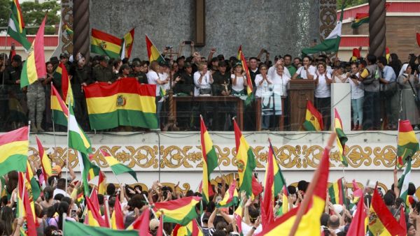 People accompanied by police celebrate the resignation of Bolivian President Evo Morales in Santa Cruz on November 10, 2019. (DANIEL WALKER / AFP)