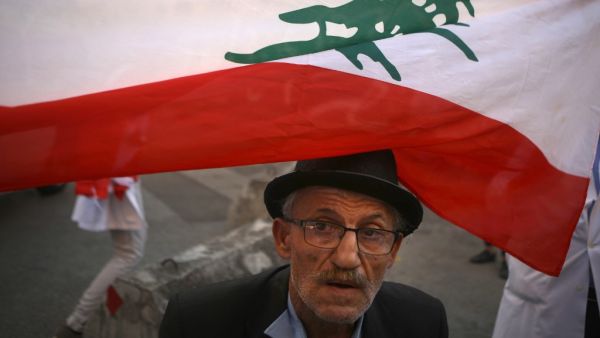 A Lebanese elderly man takes part in ongoing anti-government demonstrations in central Beirut on November 12, 2019. Banks and schools in Lebanon were closed today as protesters tried to prevent employees from clocking in at state institutions nearly one month into an anti-graft street movement. Protesters are demanding a fresh cabinet include independent experts not affiliated to traditional political parties, but no date has yet been set for required parliamentary consultations. PATRICK BAZ / AFP