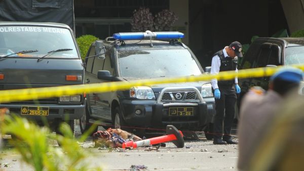 Indonesian police examine a body of a suspected suicide bomber at their headquarters in Medan, North Sumatra, on November 13, 2019, after a suicide attack occured during their morning roll call. (AFP/ File Photo)