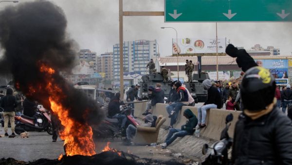 Lebanese anti-government protesters burn tyres to block the road leading to the southern entrance of the northern port city of Tripoli on November 25, 2019. (Ibrahim CHALHOUB / AFP)