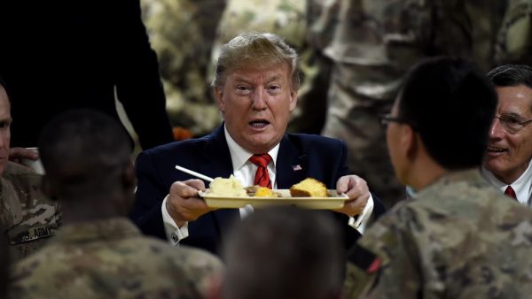US President Donald Trump serves Thanksgiving dinner to US troops at Bagram Air Field during a surprise visit on November 28, 2019 in Afghanistan. Olivier Douliery / AFP