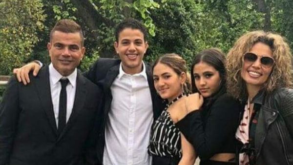 عمرو دياب مع عائلته