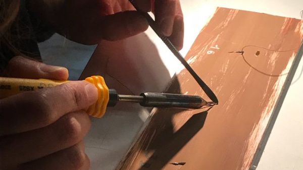  Work to find the best way to treat a contemporary painting by Helen Khal(Twitter)