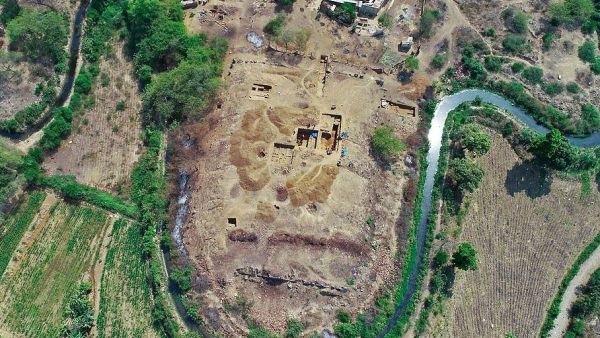 Archaeologists find  3,000-year-old #megalithic temple  (Twitter)
