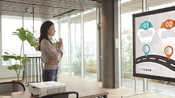 Now available in the Middle East, the PT-VMZ Series uses Panasonic’s unique cooling technology, making it the world’s smallest and lightest LCD laser projector range in its lumens category باناسونيك تعزز سجلّ ابتكاراتها التقنية الأولى من نوعها مع إطلاق تشكيلة جديدة من أجهزة العرض الليزرية المحمولة الأصغر في العالم من فئة 6000 لومن