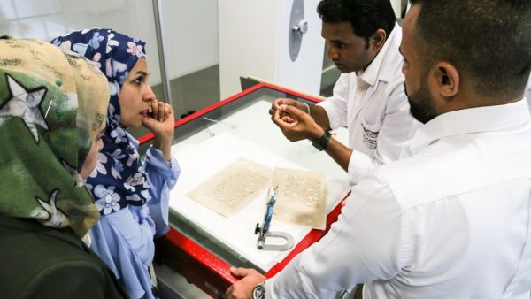نظّمت مكتبة قطر الوطنية بالتعاون مع وزارة الثقافة والرياضة لوفد من المتخصصين من جمهورية العراق الشقيق برنامجًا تدريبيًا مُكثّفًا قاده خبراء الحفظ والصيانة من المكتبة حول حفظ وصيانة مقتنيات التراث الوثائقي