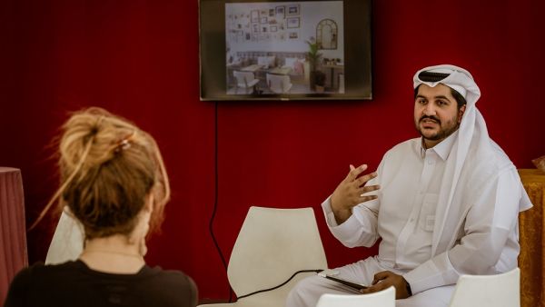 خلال الحدث شاب قطري محترف بإعداد القهوة وصاحب مقهى خاص