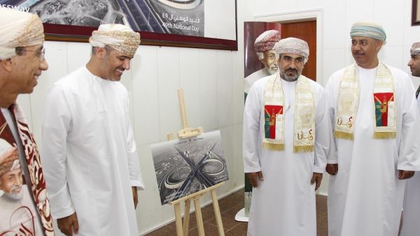خلال الحدث بريد عُمان تطلق طابعاً تذكاريا بمناسبة العيد الوطني الـ 49 المجيد يبرز مشروع طريق الباطنة السريع