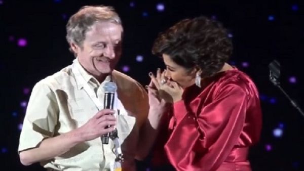 شيرين عبد الوهاب تقبل يد معجب سويسري