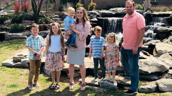 Anna and Josh Duggar with their children. (ANNA DUGGAR/INSTAGRAM)