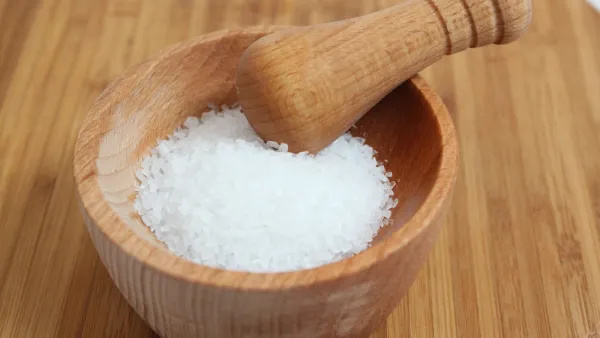 اصنعيه بنفسك: غسول الملح وجوزالهند لتنظيف البشرة