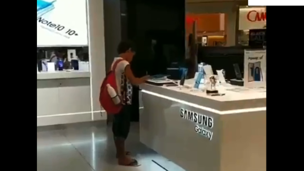 An electronic store staff invited a schoolboy to use a tablet kept on the display kiosk so that he could complete his homework. (Twitter)