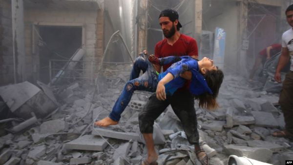 قتل 14 مدنيا بينهم ثلاثة أطفال وامرأتين، الثلاثاء، في قصف جوي شنته الطائرات الحربية للنظام السوري في إدلب
