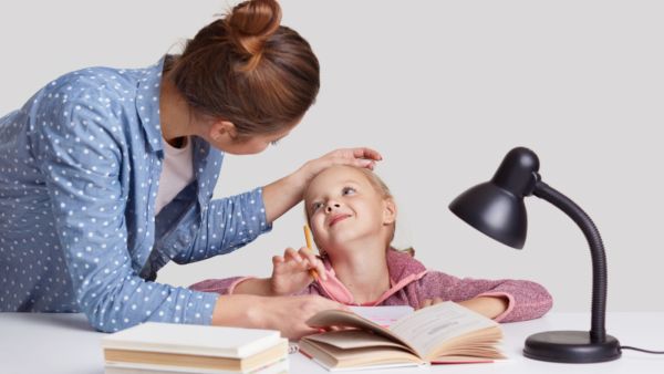 عليك أن تمدح الجهود التي يبذلها طفلك مثل المثابرة والشجاعة